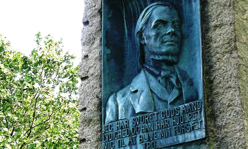 <small><em>Obelisk til minne om Hans Nielsen Hauge (1771–1824) ved Bredtvet kirke i Oslo. Foto: © Chell Hill / Creative Commons Attribution ShareAlike 3.0 / Wikimedia.</em></small>