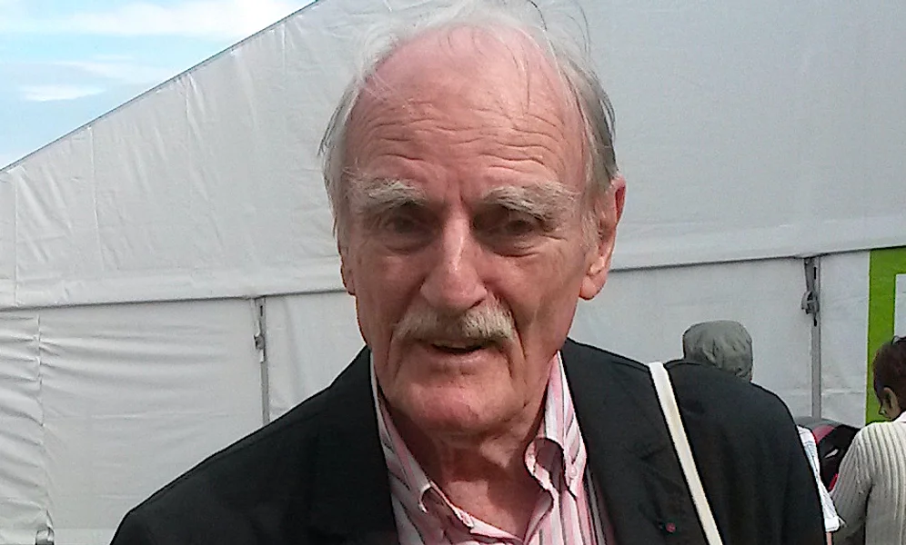 <small><em>Jean Raspail. Foto: Fabrice Bluszez / cc by-sa 4.0 / Wikimedia Commons.</em></small>