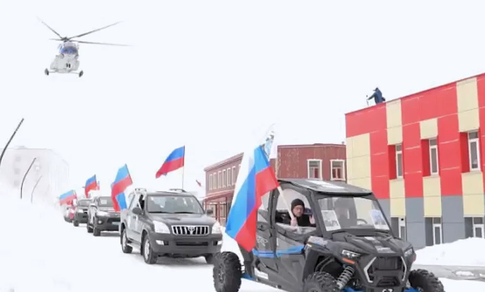 <small><em>Fra en halvmilitant russisk padade i Barentsburg på Svalbard den 9. mai 2023. Stillbilde fra video: Alexander Teterin / VK.</em></small>