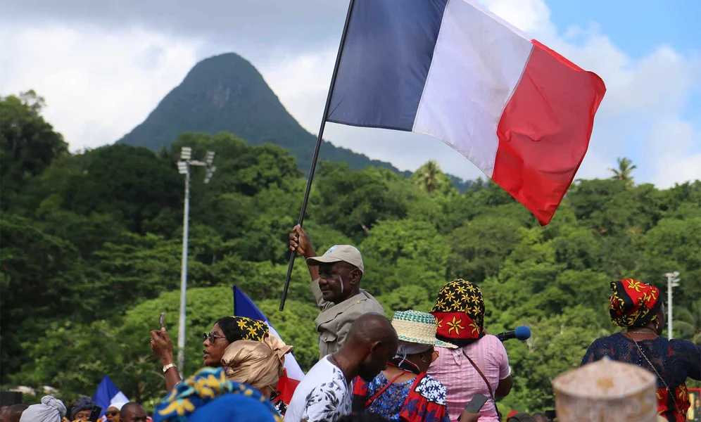 Tilhengere av politiaksjonen «Wuambushu» på Mayotte i fjor, med formål å sende illegale migranter hjem, har samlet seg på en fotballbane i Chirongui. Operasjonen ble en fiasko og førte til at volden økte, ifølge lokalbefolkningen. (Foto: Gregoire Merot/AP Photo.)