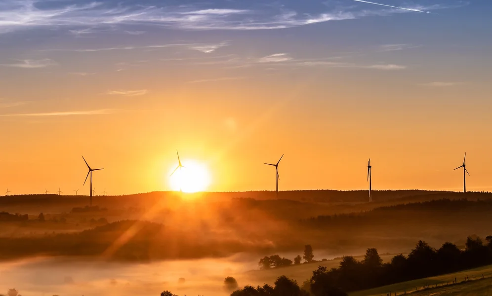 I stedet for mat og medisiner skal nå fattige land få bistand til å bygge vindturbiner og solcellepanel. Målet er over 1000 milliarder kroner hvert eneste år. Foto: Pixabay