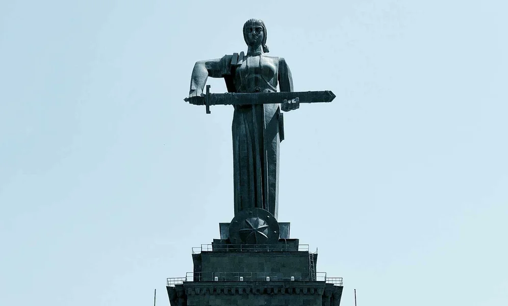 Mor Armenia-monumentet i hovedstaden Yerevan symboliserer fred gjennom styrke. (Foto: Alexander Ermakov/Pexels)