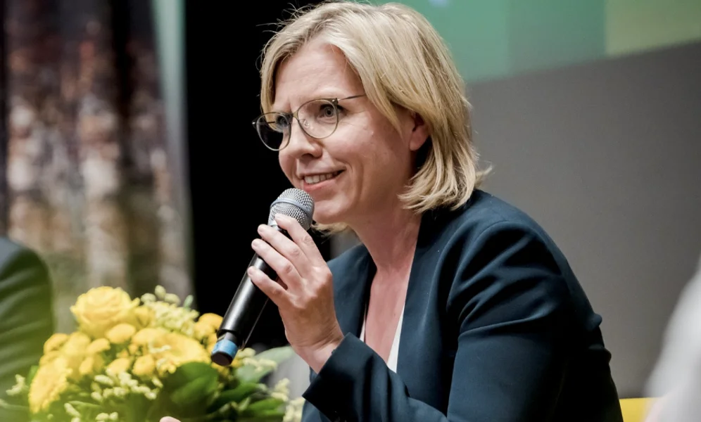 Østerrikes klima- og miljøminister Leonore Gewessler fra De Grønne er anmeldt av regjeringspartner ÖVP for brudd på grunnloven. Foto: Facebook/ Gewessler
