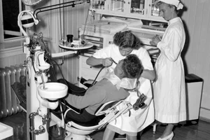 Og vi er i gang. Her i 1950. Valget av tannlege (kvinnelig) er smart. Men gjør hun vondt, eller forbereder hun aktiv barm, det er spørsmålet. (Foto: Arbeiderbladet, Arbeiderbevegelsens arkiv og bibliotek)
