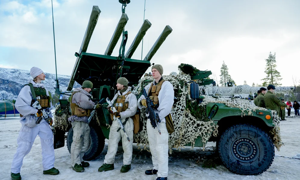 Alta 20240307.
Norske soldater foran det nye luftforsvarssystemet High Mobility Launcher NASAMS montert på en Humvee i forbindelse med militærøvelsen Nordic Response.
Over 20 000 norske og allierte soldater fra 13 land skal trene sammen på å forsvare Norden. Soldatene kommer fra Belgia, Canada, Danmark, Finland, Frankrike, Italia, Nederland, Norge, Spania, Storbritannia, Sverige, Tyskland og USA. Den norske militærøvelsen Cold Response har lang historie og finner sted i Nord-Norge hvert annet år. På grunn av NATO-utvidelsen med Finland og straks Sverige, er øvelsen blitt utvidet til et Nordic Response.
Foto: Heiko Junge / NTB