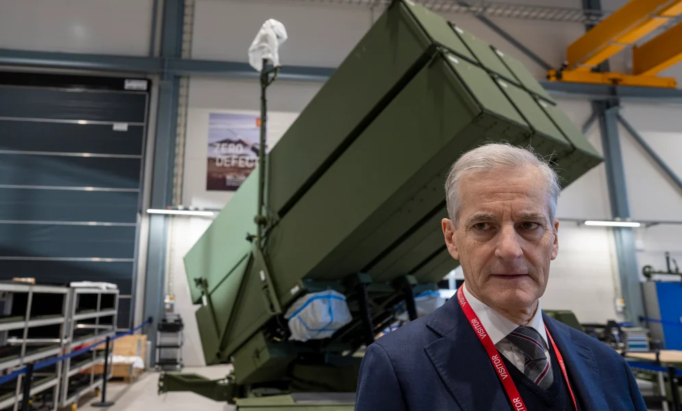 Kongsberg 20230130.
Statsminister Jonas Gahr Støre (Ap) foran luftvernsystemet NASAMS under besøket hos Kongsberg Defence & Aerospace i Kongsberg.
Foto: Heiko Junge / NTB