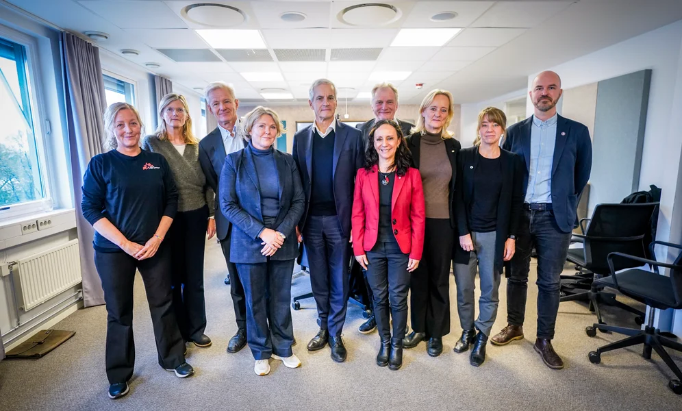 Oslo 20231107.
Flyktninghjelpen med generalsekrtær Jan Egeland (t.v.) inviterer statsminister Jonas Gahr Støre (midten) og humanitære organisasjoner som jobber på Gazastripen til et møte om situasjonen og Norges rolle i Flyktninghjelpens lokaler i Oslo. T.v. generalsekretær i Leger Uten Grenser Lindis Hurum, generalsekretær i Redd Barna Birgitte Lange, generalsekrtær Jan Egeland, utviklingsminister Anne Beathe Tvinnereim, statsminister Jonas Gahr Støre, daglig leder i NORWAC Erik Fosse, generalsekretær i Caritas Norge Martha Skretteberg, generalsekretær i Norges Røde Kors Anne Bergh, avdelingsleder for utvikling og humanitært samarbeid i Norsk Folkehjelp Gry Ballestad og utenlandssjef i Kirkens Nødhjelp Arne Næss Holm.
Foto: Lise Åserud / NTB