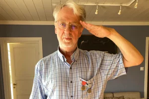 Janitsjar-hilset: Artikkelforfatteren utfører et keivhendt janitsjar-hils med obligatorisk gull- og sølv-medalje fra firmaskirennet (idealtid) til Mortensens Forlag i 1982 og 1983. Foto: Svært privat