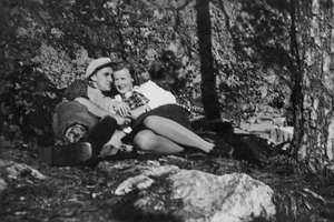 «Kjærestepar i skogen». Utgangsstilling for tungegymnastikk i lyngen. Her kan alt skje, og faren for utveksling av kroppsvæsker er overhengende. (Foto: Telemark Museum)