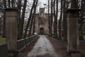 Veien fram mot inngangen til gamle Botsen i Oslo fengsel heter nå Egon Olsens allé. Det er liksom noe koselig over det hele.
Foto: Vidar Ruud / NTB