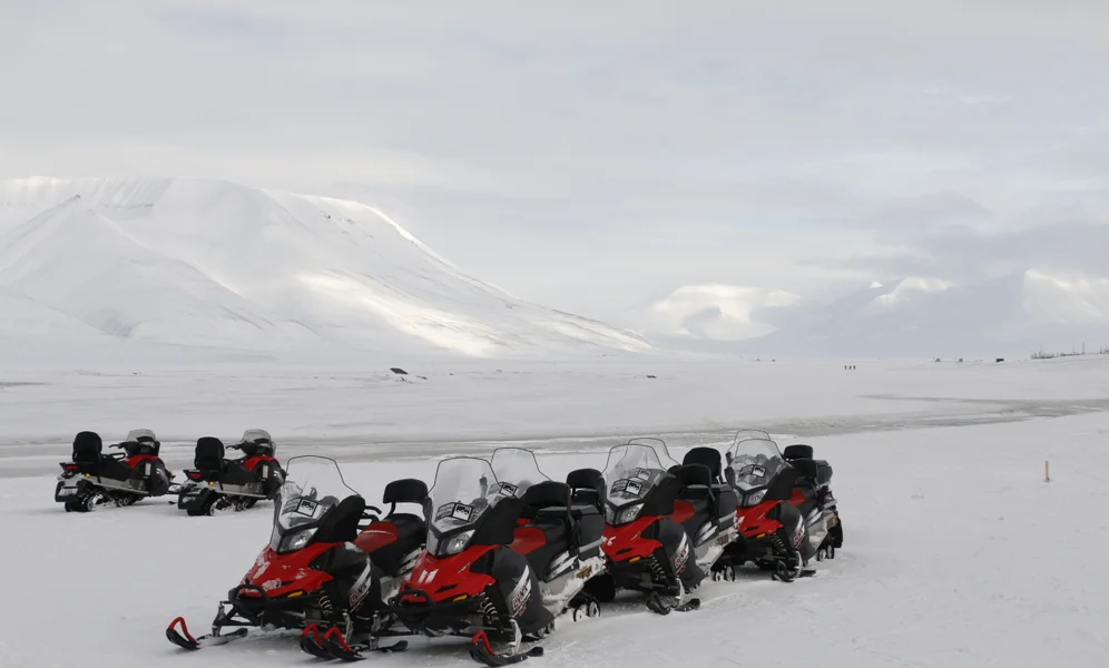 Må Svalbard endre sine snøscootere til elektrisk? Spørsmålet er: Hvor skal de få strømmen fra? Foto: Pixabay