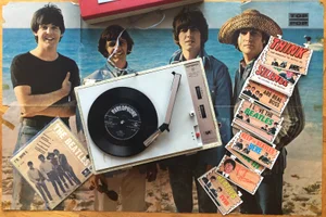 Slik kunne en august-dag i 1965 se ut i Norge. Mange kjøpte popblader og singleplater, de heldige hadde egen bærbar grammofon – og veldig mange samlet på tyggegummikort. (Foto: Yan Friis)