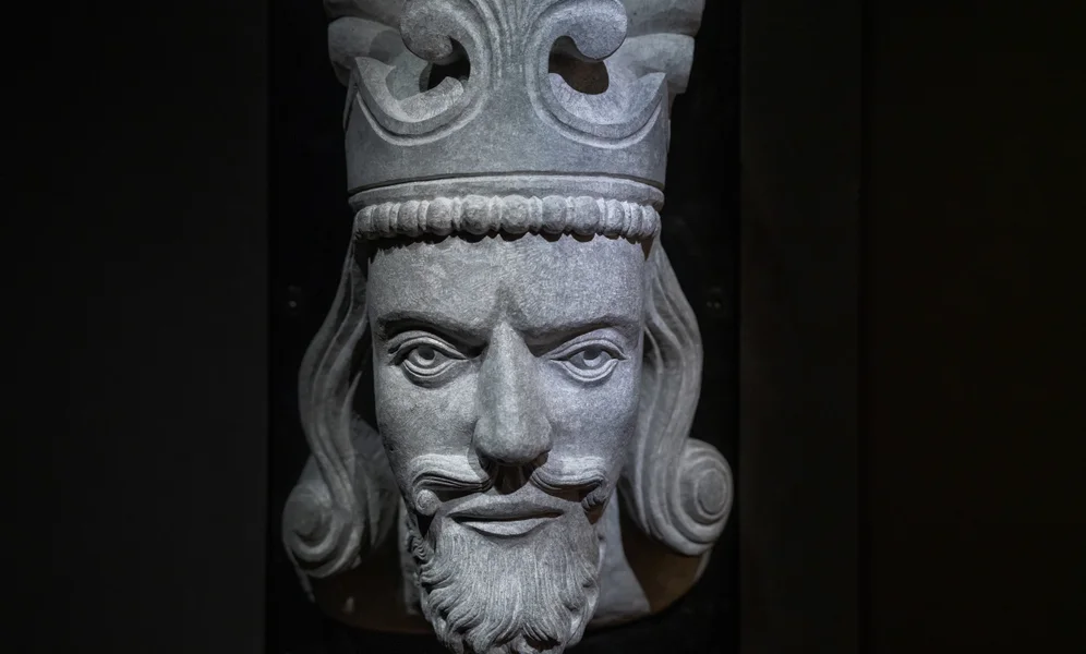 Pressebilde til utstillingen «Med lova i hand: Magnus Lagabøtes landslov, 1274–2024»
Magnus 6. Lagabøte Håkonsen – var det slik han såg ut?
Steinhovudet her er ein kopi av ein skulptur som heng i Stavanger domkyrkje. Vi går ut frå at det originale hovudet blei hogge allereie i Magnus Lagabøte si eiga levetid, 1238–1280. Sidan det er den einaste visuelle framstillinga av Magnus som stammar frå tida han levde, er det ikkje umogleg at det verkeleg var slik kongen såg ut. Kopien er hoggen av steinhoggarane hos Bygghytta ved Nidaros Domkirkes Restaureringsarbeider i høve 750-årsjubileet for Landslova i 2024.
Foto: Gorm K. Gaare/Nasjonalbiblioteket