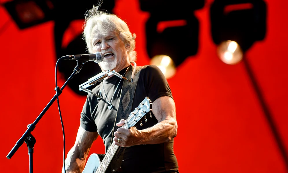 Kris Kristoffersen spillede alene under den store Orange Scene, på Roskilde Festival, lørdag d. 6. juli. Med sin mundharmonika og guitar viste han at rutine ikke fortaber sig. (Foto: Torkil Adsersen/Scanpix 2013)
