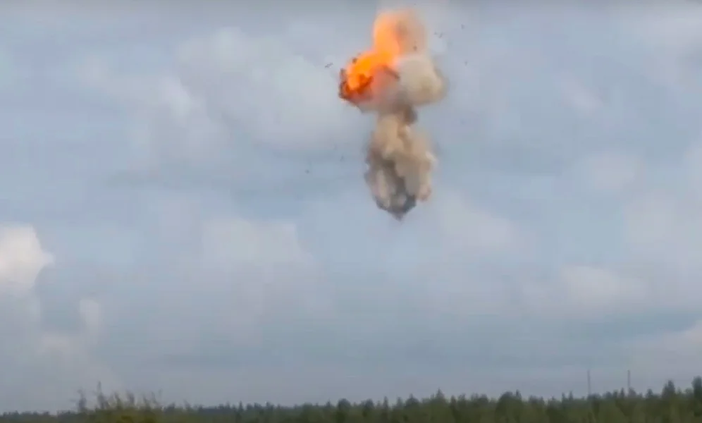 Russland skyter ned en ukrainsk drone på Kola-halvøya ikke langt fra Olenya-basen den 21. august 2024. Stillbilde: updates from ukraine / YouTube.