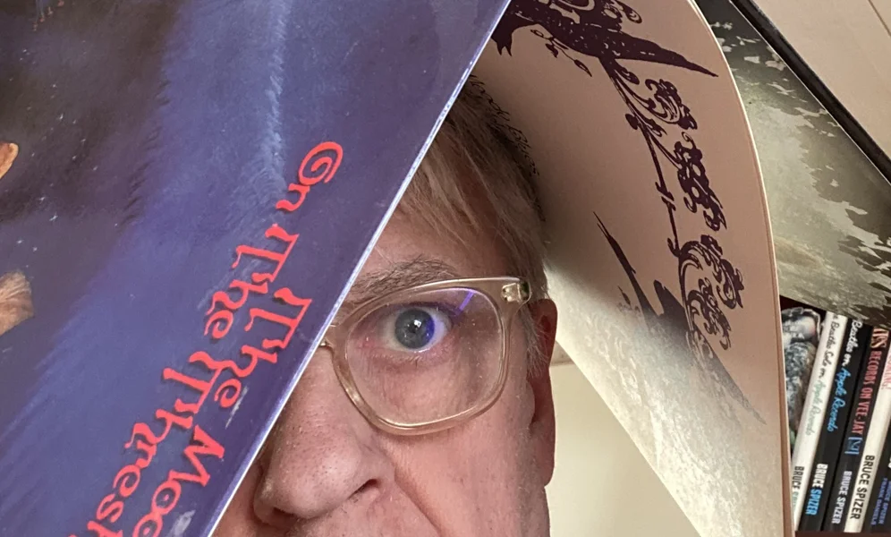 Viktig å advare mot (og umiddelbart ekskludere) unge damer som bruker LP-covere som sydvest hvis de overraskes av regn. I hvert fall når det er LP’n til klassens plateklubb. Her en rekonstruksjon ved artikkelforfatteren. (Foto: Strak-arm-productions)