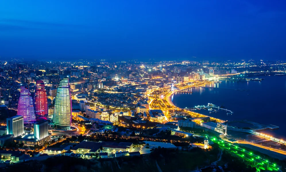 Aserbajdsjans hovedstad Baku ligger ved Det kaspiske hav. Foto: Joseba Uribe / Wikimedia Commons (cc by 3.0).