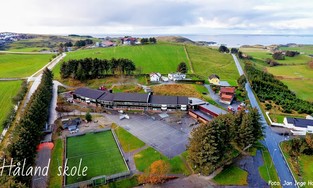 Enig og tro til Dovre faller, er slagordet til Håland skole på Rege i Sola kommune. Nå faller Dovre, og skolen vil trolig bli lagt ned. Foto: Håland skole