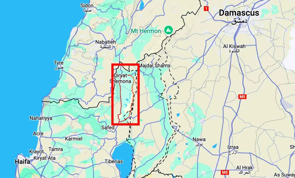 Det brenner flere steder i dalområdet Hula i det nordlige Israel, mellom Libanon og Golan-området, nord-øst for den israelske havnebyen Haifa etter Hizbollah-angrep fra Libanon lørdag. (Kart: Google)
