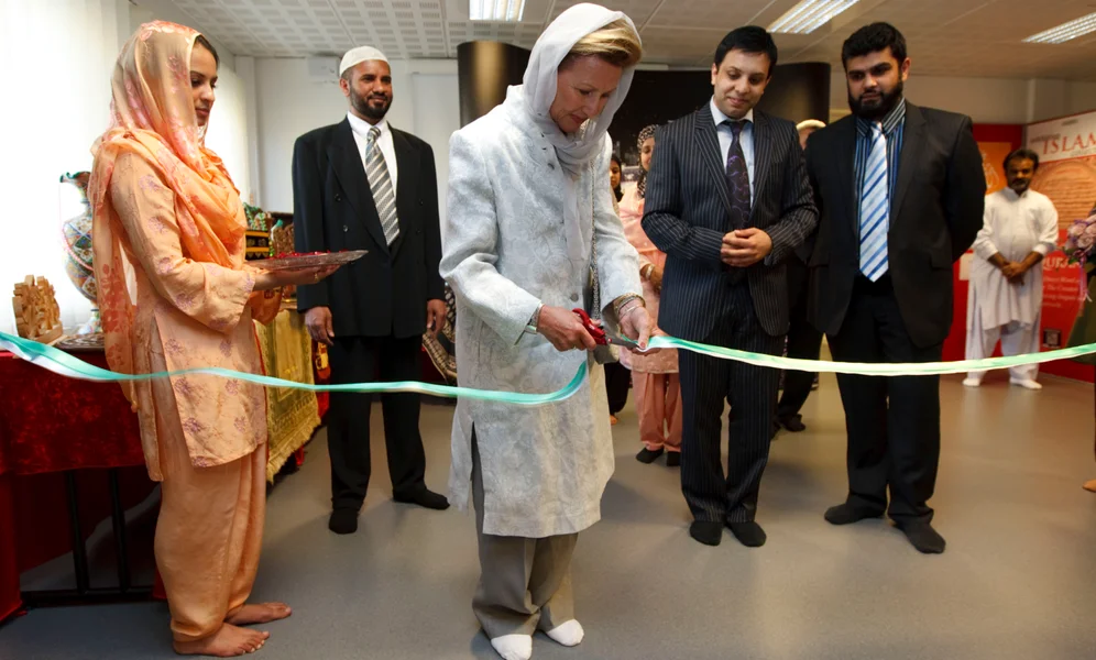 Dronning Sonja da hun i 2009 besøkte moskeen i Tøyenbekken hvor hun blant annet åpnet en utstilling om islam i Islamic Cultural Centre. Her klipper dronningen, iført hijab, snoren under åpningsseremonien.
Foto: Cornelius Poppe / NTB