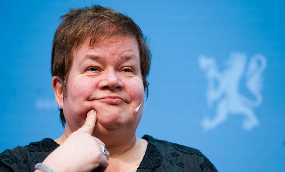 Utvalgsleder Line Eldring og utvalget som har gått gjennom erfaringene med EØS-avtalen leverer utredningen sin til utenriksminister Espen Barth Eide (Ap).
Foto: Terje Pedersen / NTB