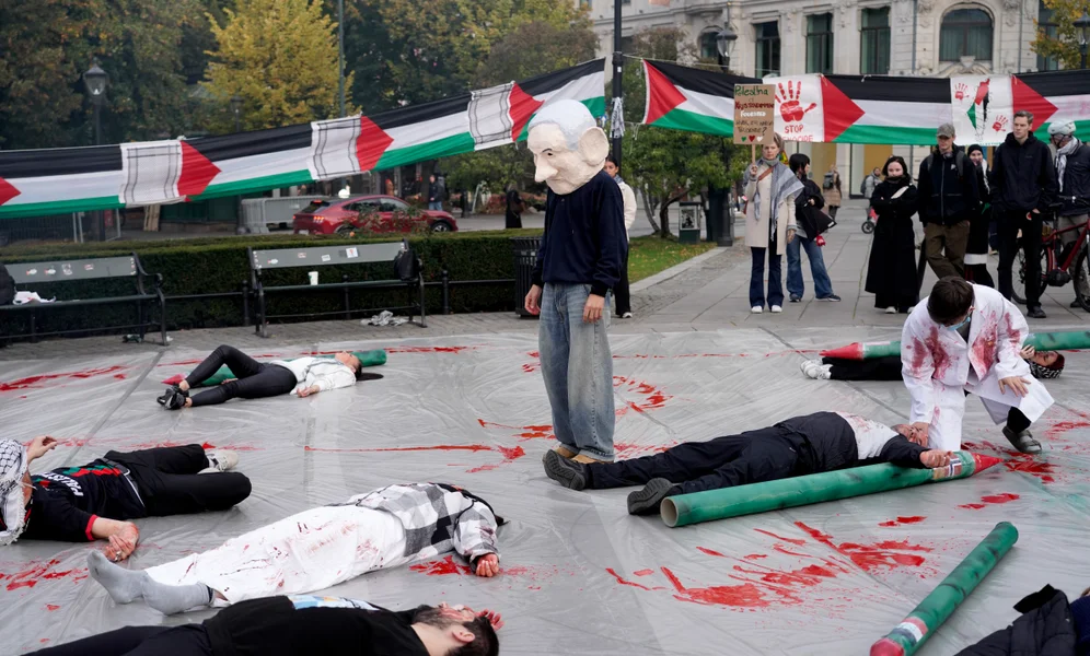 Oslo 20241007.
Demonstranter samlet seg utenfor Stortinget i forbindelse med ettårsdagen for starten på krigen i Gaza.
Foto: Thomas Fure / NTB