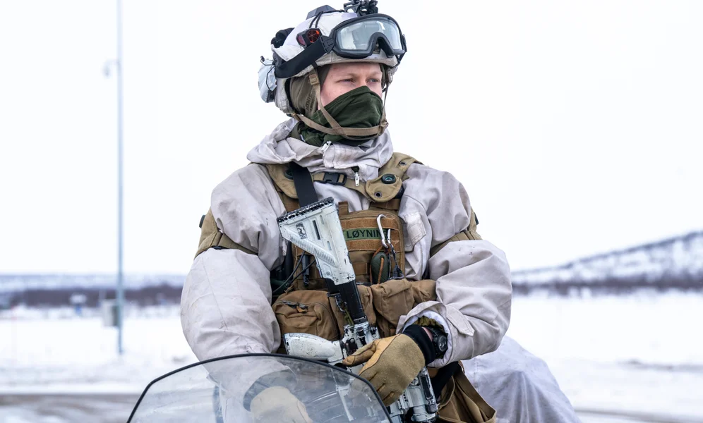 En norsk soldat på en snøscooter på grensen mellom de Norge og Finland. Foto: Heiko Junge / NTB