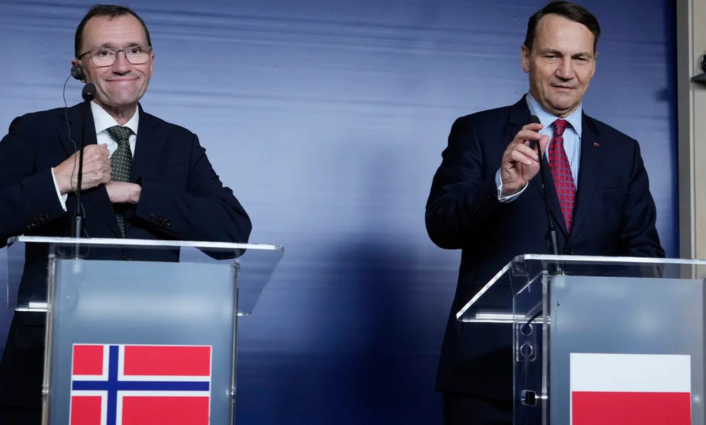 Norway 's Foreign Minister Espen Barth Eide ,left, and his Polish host, Foreign Minister Radek Sikorski ,right, addressing a news conference about security and un authorized migration issues at the Foreign Ministry in Warsaw, Poland, Wednesday, Oct. 23, 2024. (AP Photo/Czarek Sokolowski)