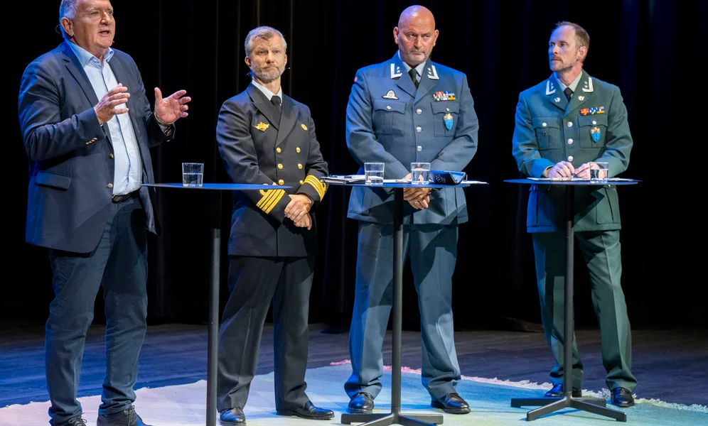 Oslo 20240924.
F.v.: Sjefsforsker Sverre Diesen, kommandørkaptein Anders T. Løvik, oberstløytnant André Kosiander og oberstløytnant Geir Karlsen i en paneldebatt under fremleggelsen av Forsvarets forskningsinstitutt ’s nye rapport med de viktigste erfaringene og læringspunktene fra krigen i Ukraina så langt.
Foto: Heiko Junge / NTB