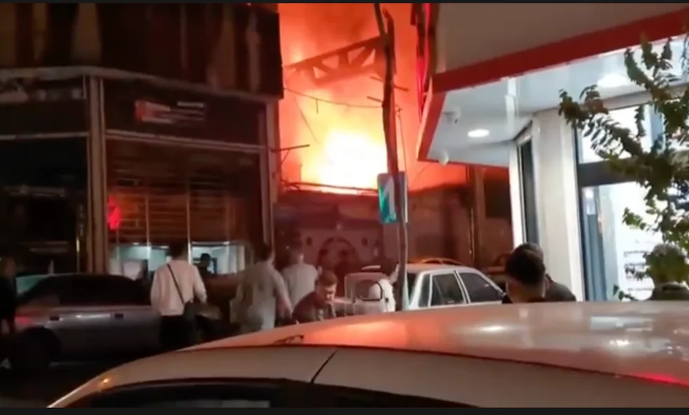 Det første som ble angrepet var det iranske forsvarsdepartementet i Teheran. Det sto i brann kl 0130 i natt. Da visste hele Iran angrepet var i gang. Basji-milits er utplassert over hele landet. Regimet frykter opprør i kjølvannet på et angrep.