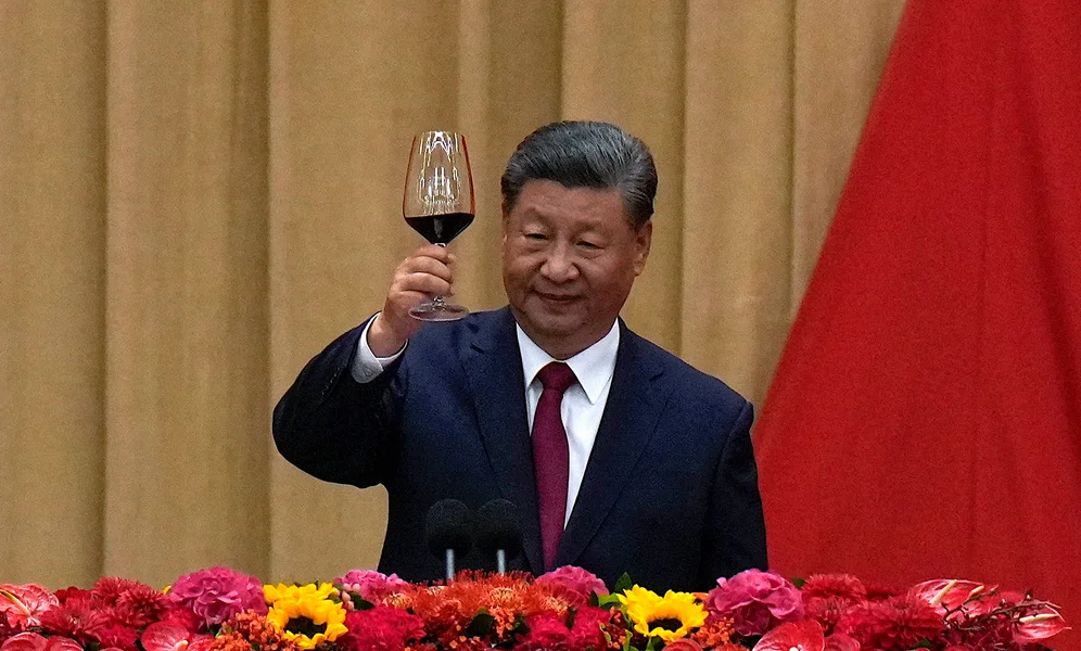 Kinas president Xi Jinping utbringer en skål på scenen etter å ha holdt sin tale under en middag som markerer 75-årsjubileet for grunnleggelsen av Folkerepublikken Kina, i Folkets store hall i Beijing, mandag 30. september 2024. (AP Photo/Andy Wong)