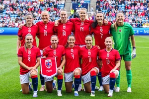 Oslo 20250626.
Bak f.v.: Norges Maren Mjelde, Frida Maanum, Caroline Graham Hansen, Ada Stolsmo Hegerberg, Ingrid Syrstad Engen og keeper Cecilie Fiskerstrand. Foran f.v.: Norges Vilde Bøe Risa, Marit Bratberg Lund, Tuva Hansen, Guro Reiten og Thea Bjelde før privatlandskampen i fotball for kvinner mellom Norge og Sverige på Ullevaal stadion.
Foto: Geir Olsen / NTB