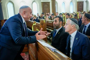 Oslo 20241007.
Statsminister Jonas Gahr Støre er til stede ved en markering i Synagogen i Oslo i anledning årsdagen for terrorangrepene i Israel 7. oktober 2023. Stortingspresident Masud Gharahkhani er og til stede. Lederen for det norske mosaiske trossamfunn (DMT) Ronen Bahar t.v.
Foto: Terje Pedersen / NTB